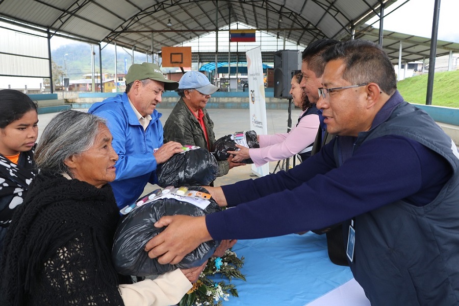 Cantón Quijos se beneficia con kits de ayuda humanitaria