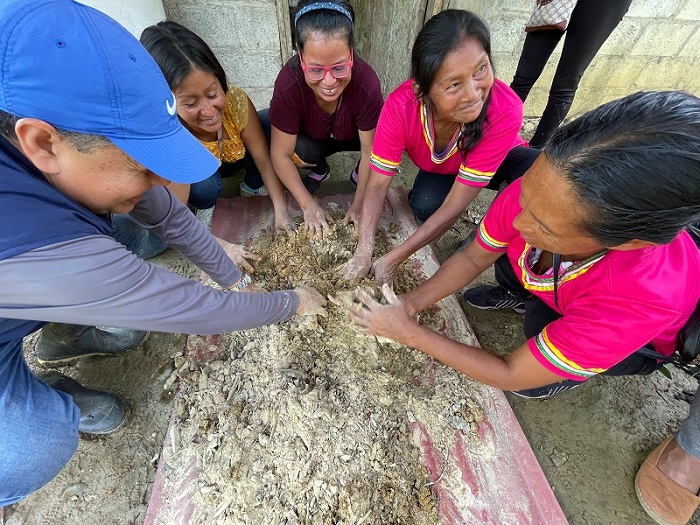 Mujeres de la comunidad Ongota, en Napo, aprenden a elaborar insumos orgánicos