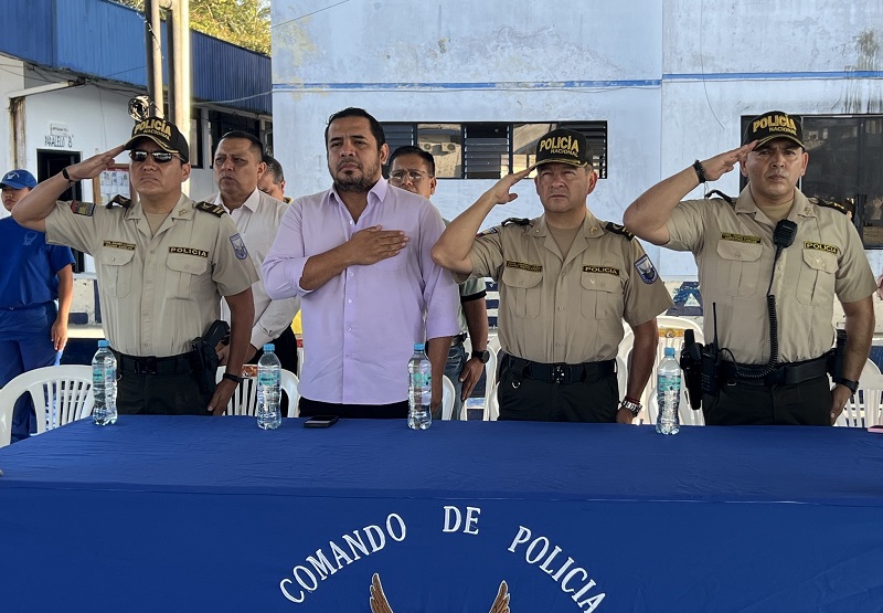 Minuto cívico en el Comando de Policía de la Subzona Napo