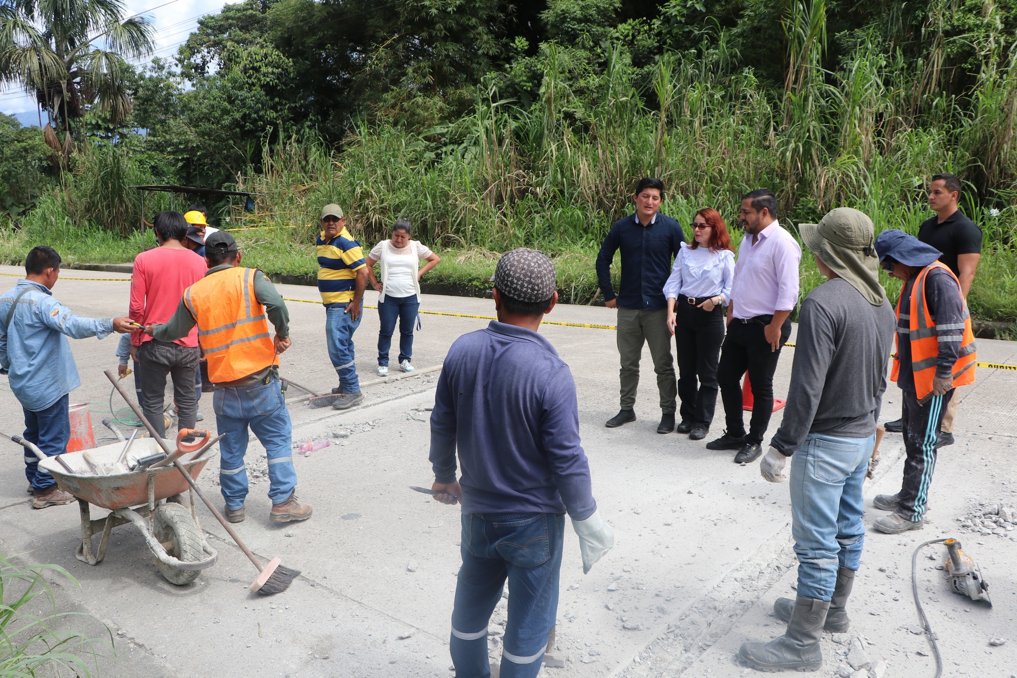 Construcción de rompe velocidades en Yawari