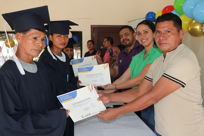Graduación simbólica de la Comunidad de Aprendizaje y del programa Jóvenes Rurales en Napo